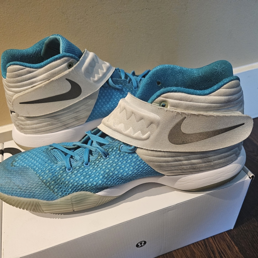 Kyrie 2 "Christmas" Basketball Shoes